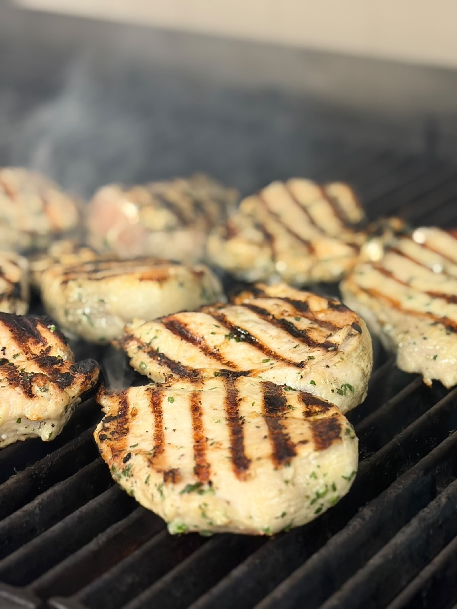 Pechuga a la parrilla con ajo asado y finas hierbas